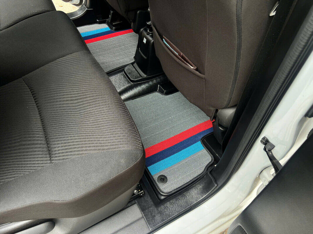 Hình ảnh: thảm nhựa rối lót sàn ô tô Huvi chính hãng.